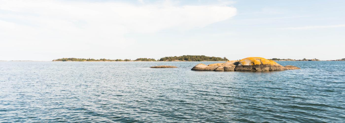 En bild på ett grund i det blå havet. 