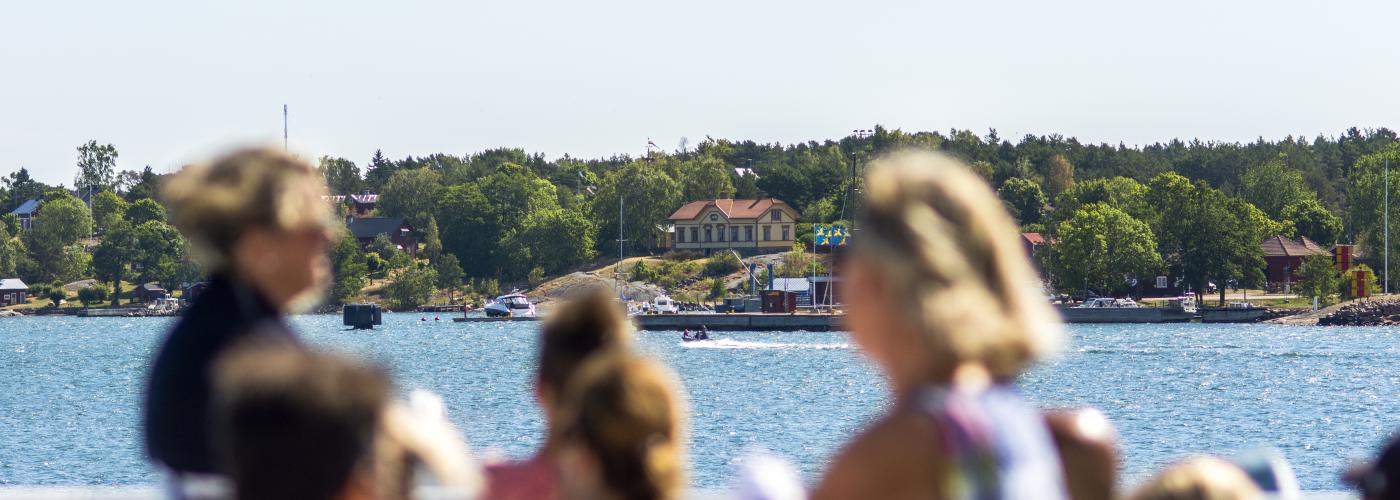Personer på färjan påväg in i Degerby