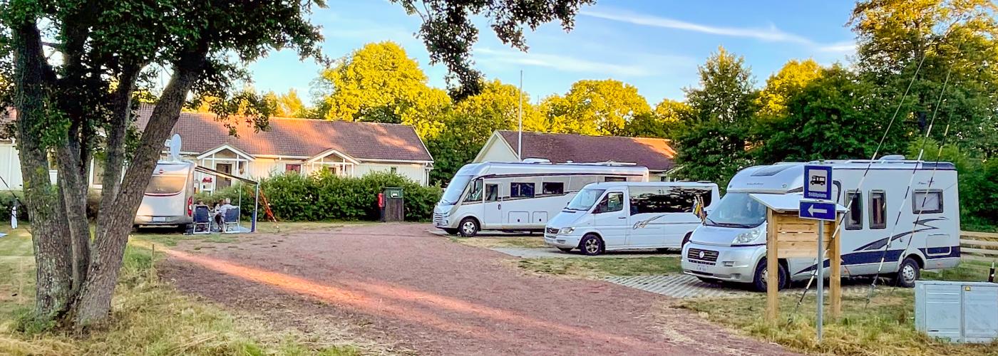 Husbilar på ställplatserna i Degerby.