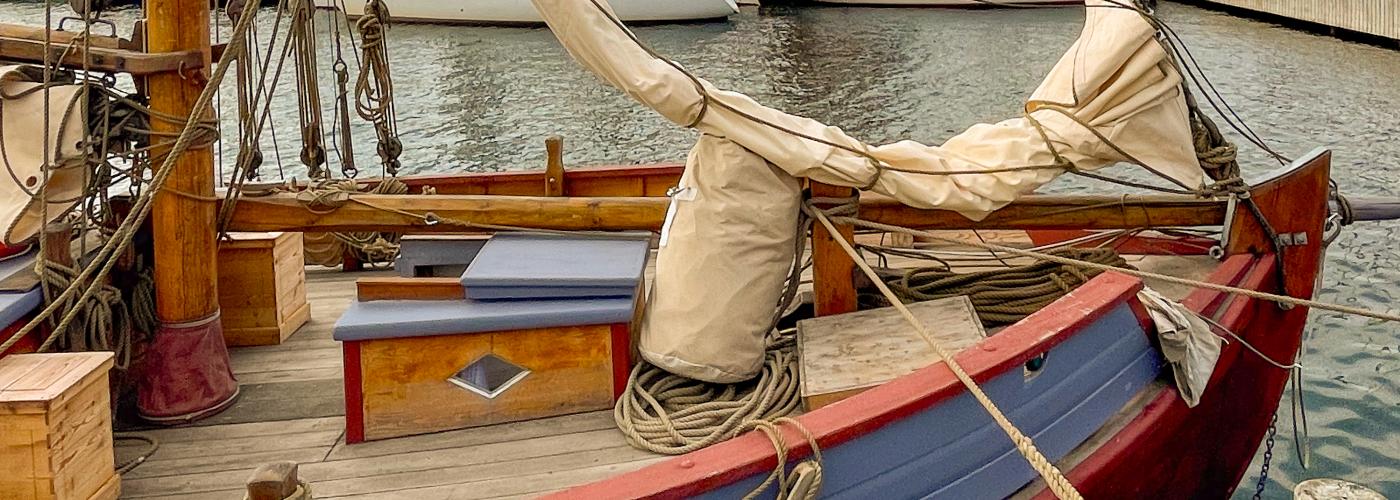 Detaljer av en segelskuta. 