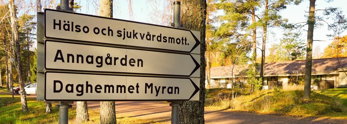 Vägskylt till Annagården och Daghemmet Myran. 