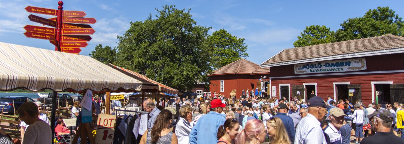 Marknadsmyller på torget i Degebry i juli