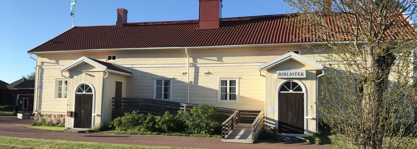Bibliotekshuset i vårskrud. 